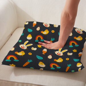 Zbliżenie na poszewkę podczas delikatnego nacisku dłoni ukazujące miękkość tkaniny i detal nadruku