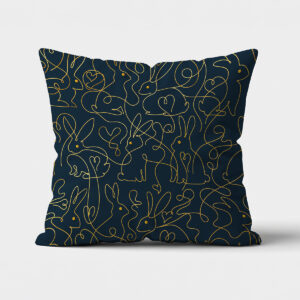 poduszka z przodu z granatowym tłem i złotym wzorem zajączków