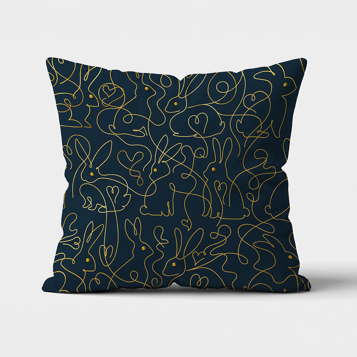 poduszka z przodu z granatowym tłem i złotym wzorem zajączków