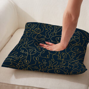 osoba naciskająca poduszkę, pokazana miękkość i faktura materiału