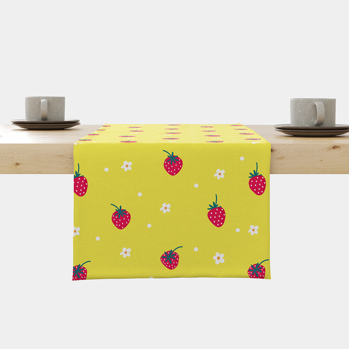 Bieżnik ułożony na stole z żółtym tłem i rozrzuconymi truskawkami, główne ujęcie produktu