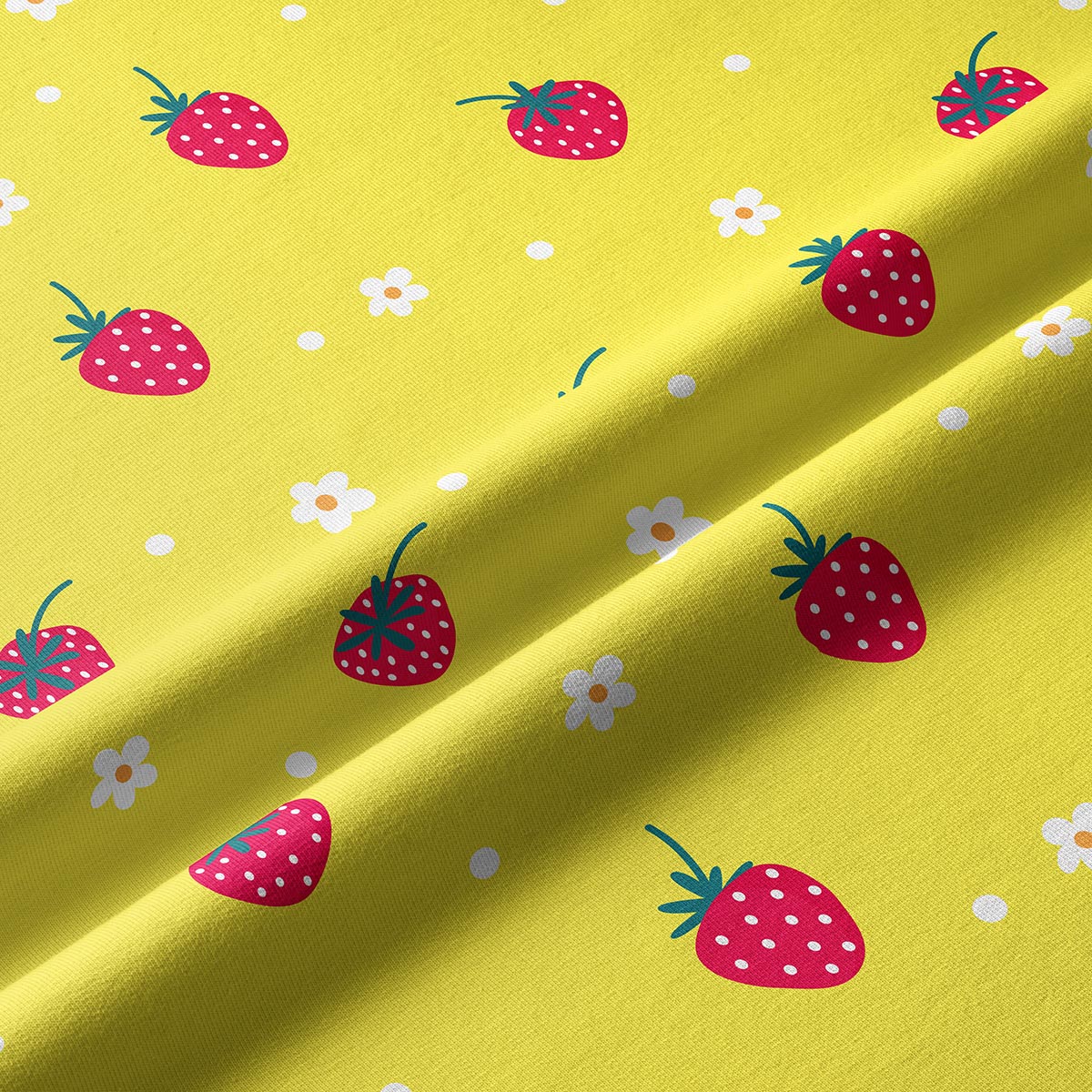 Zbliżenie na materiał bieżnika pokazujące czerwone truskawki, białe kwiatuszki i fakturę tkaniny