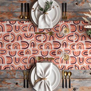 Aranżacja stołu z bieżnikiem, talerze, serwetki i złote sztućce