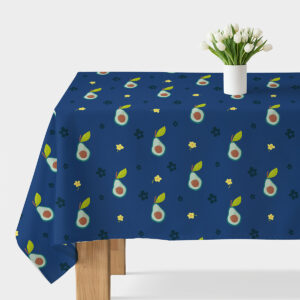 Stół przykryty granatowym obrusem z wzorem awokado i małych żółtych kwiatków