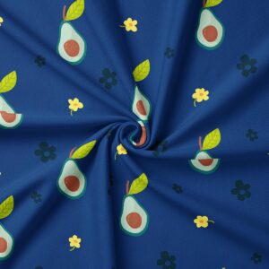 Zbliżenie na tkaninę z nadrukiem połówki awokado i detale liścia