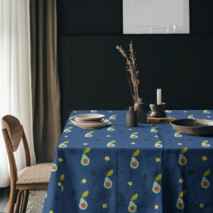 Ujęcie aranżacyjne obrusu z zastawą stołową i naturalnymi akcentami