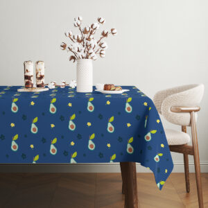 Widok stołu z obrusem i dekoracją z bawełnianych gałązek oraz naczyń