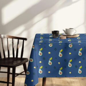 Obrus z motywem awokado przy krawędzi stołu z widocznym splotem materiału