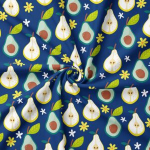 Zbliżenie na tkaninę z motywem połówek awokado i gruszek oraz drobnych kwiatków