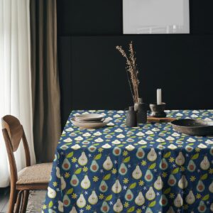 Aranżacja stołu z obrusem w gruszki i awokado, naczynia i dekoracje