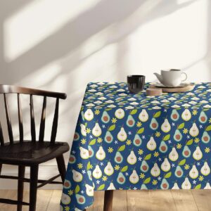 Widok rogu stołu z obrusem w owocowy wzór i naturalnym krzesłem