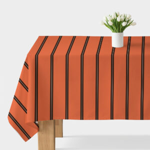 Stół nakryty ceglanym obrusem z pionowymi brązowymi paskami, widok z przodu