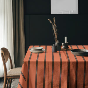 Aranżacja stołu z ceramiką na obrusie w ceglastym kolorze
