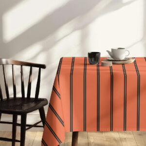 Róg stołu z widocznym wzorem pasków i drewnianym krzesłem