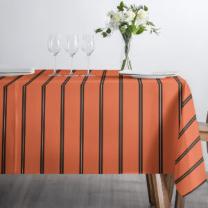 Widok z góry na obrus z kieliszkami i białymi talerzami