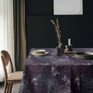 Aranżacja stołu z naczyniami na obrusie w kwiatowy wzór w stylu nowoczesnym