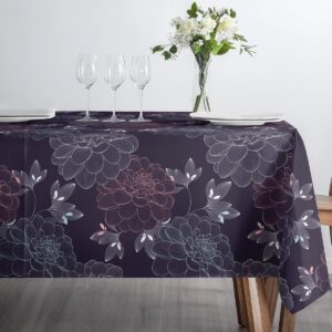 Detale wzoru i rozmieszczenia motywu na głębokim granatowym tle tkaniny