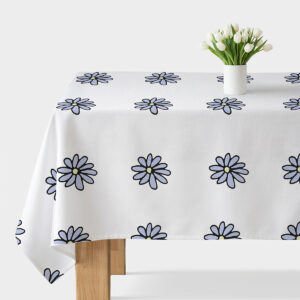 biały obrus na stole z regularnie rozmieszczonymi stokrotkami w lawendowym odcieniu