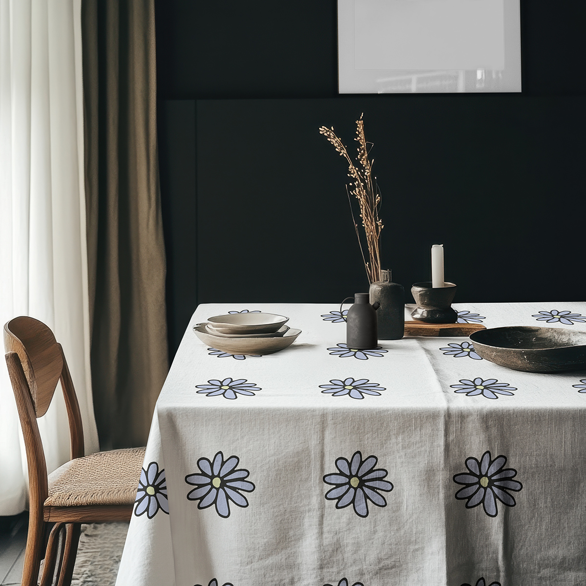 aranżacja stołu z talerzami i ceramicznymi naczyniami na obrusie ze stokrotkami