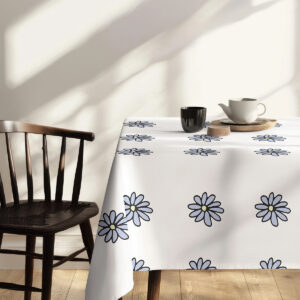 bok stołu z wyraźnym wzorem stokrotek przy krawędzi obrusu