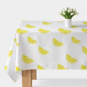 Obrus z wzorem żółtych plasterków cytryny na białym tle, widok ogólny na stole