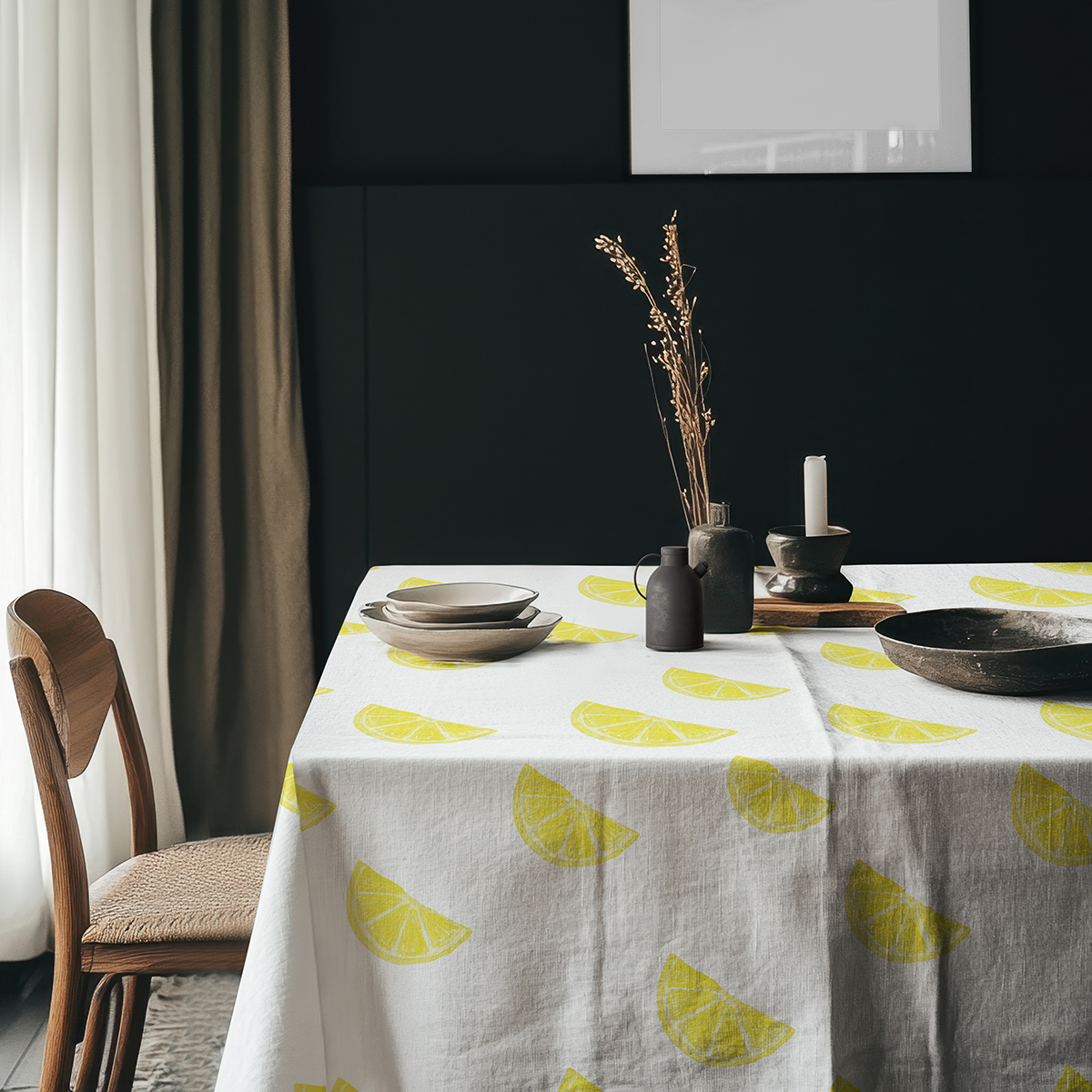Aranżacja stołu z talerzami i dekoracjami na obrusie z cytrynami