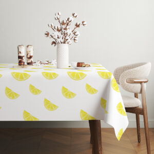 Detale nadruku plasterków cytryny na rogu stołu