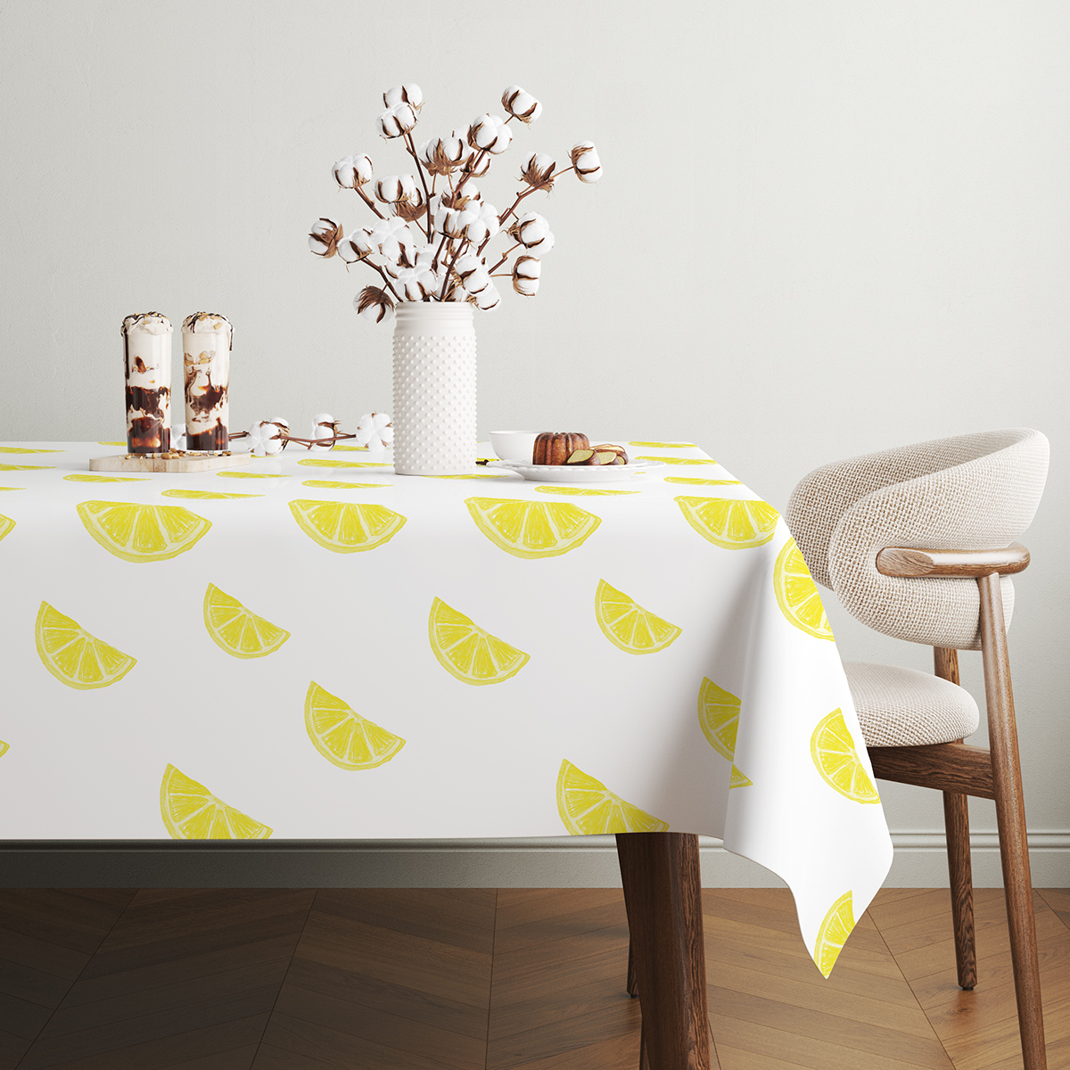 Detale nadruku plasterków cytryny na rogu stołu