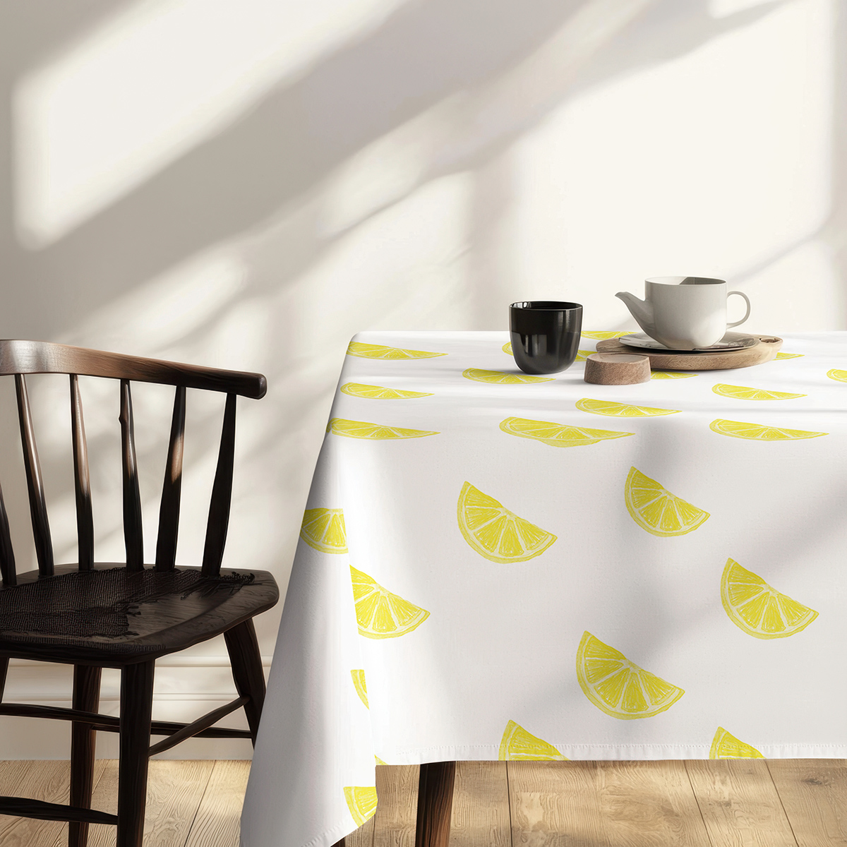 Stylizowany kącik jadalniany z krzesłem i wazonem na obrusie w plasterki cytryny