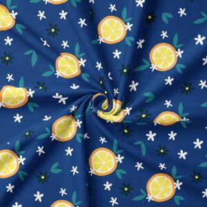 Zbliżenie na tkaninę z powtarzalnym nadrukiem plasterków cytryny i drobnych białych kwiatów