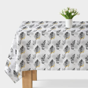 biały obrus z czarnymi gałązkami i złotymi akcentami na stole z bukietem białych tulipanów