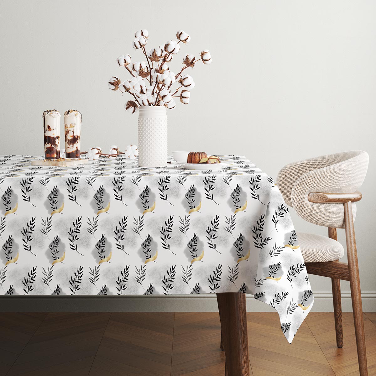 detal materiału obrusu pokazany przy talerzach i wazonie z bawełnianymi kwiatami