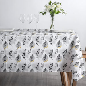 stół nakryty obrusem z trzema kieliszkami i minimalistyczną dekoracją