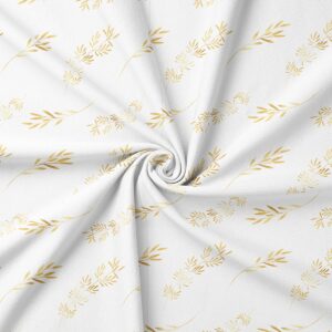 zbliżenie tkaniny pokazujące strukturę materiału i złote gałązki wzoru