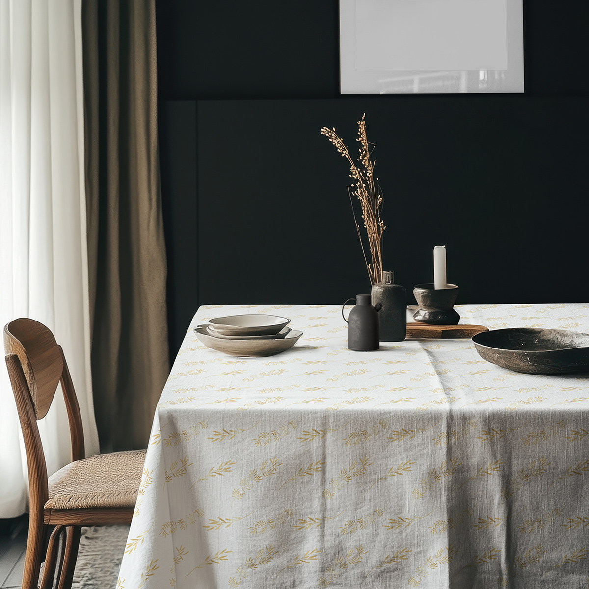 aranżacja stołu w ciemnym wnętrzu z ceramiką i subtelnym motywem gałązek na obrusie