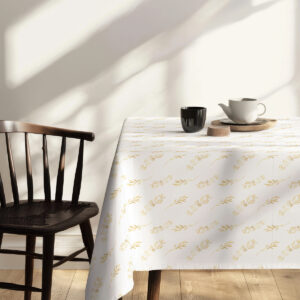 jasne wnętrze z filiżanką i elementami śniadaniowymi ustawionymi na obrusie