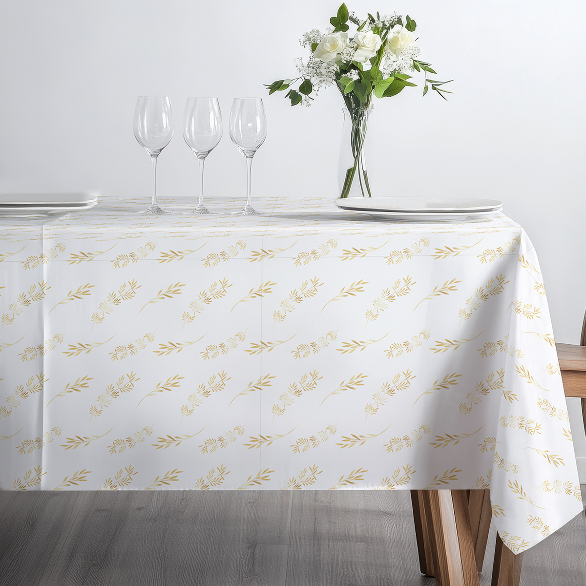 detal powtarzającego się wzoru złotych gałązek na białym tle tkaniny