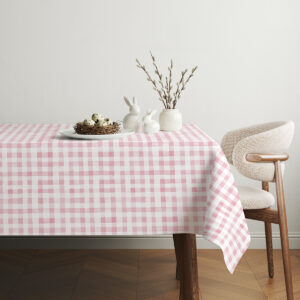 aranżacja stołu z ceramicznymi zającami i baziówką na obrusie w kratę