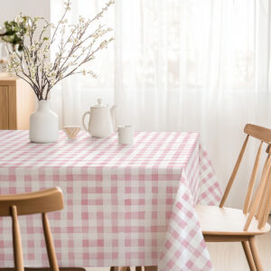 jasne wnętrze jadalni z wazą i świątecznym obrusem w pastelową kratę