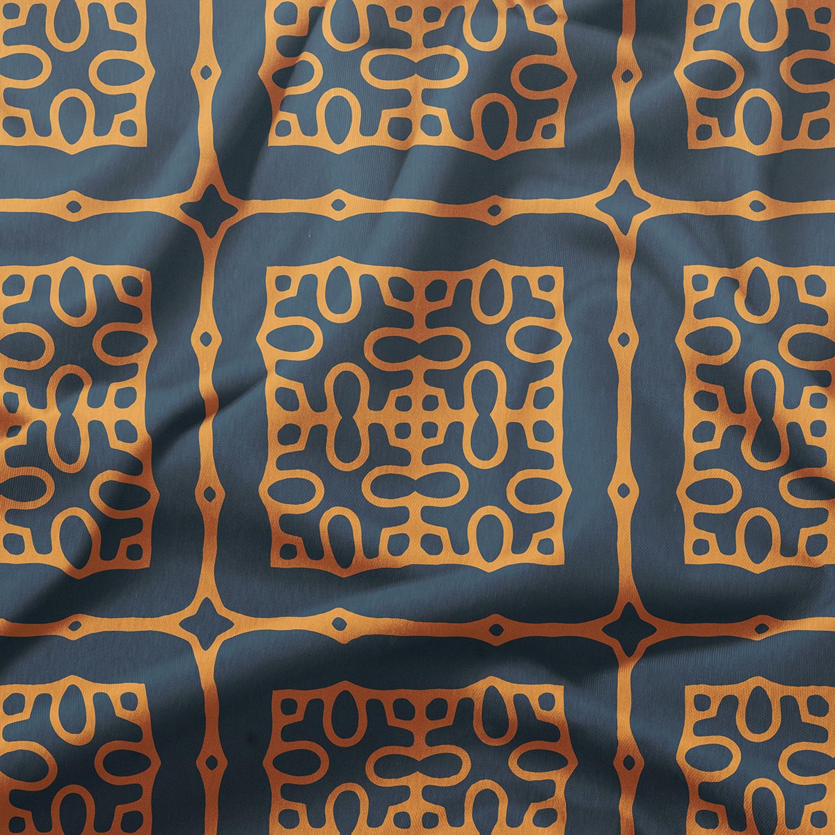 detal wzoru pokazujący musztardowe kafelki i geometryczne ornamenty na granatowym tle