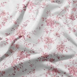 zbliżenie tkaniny z różowymi kwiatami i gałązkami, faktura i detale wzoru