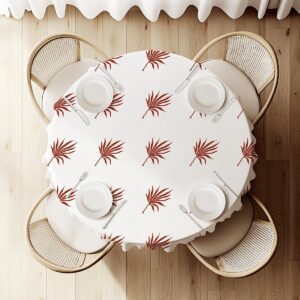 Widok z góry na okrągły stół z obrusem i nakryciami