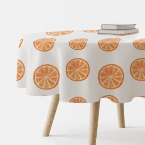 okrągły obrus z rysowanymi plasterkami pomarańczy ujęcie z boku na stole