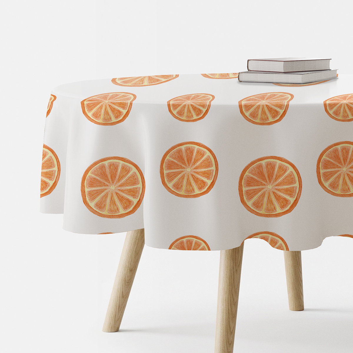 okrągły obrus z rysowanymi plasterkami pomarańczy ujęcie z boku na stole