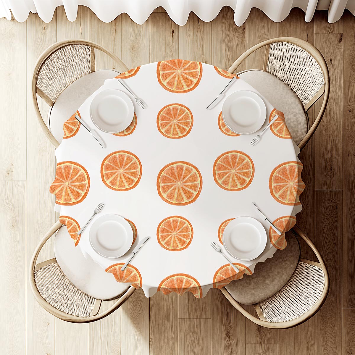 widok z góry na okrągły stół nakryty obrusem z powtarzającymi się plasterkami pomarańczy