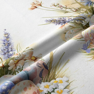 Zbliżenie tkaniny z akwarelowymi jajkami, kwiatami i widoczną fakturą materiału