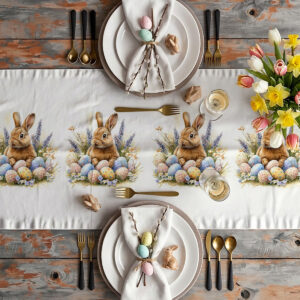 Aranżacja stołu ze świątecznym bieżnikiem, talerze, sztućce i wiosenne dekoracje przy nakryciach