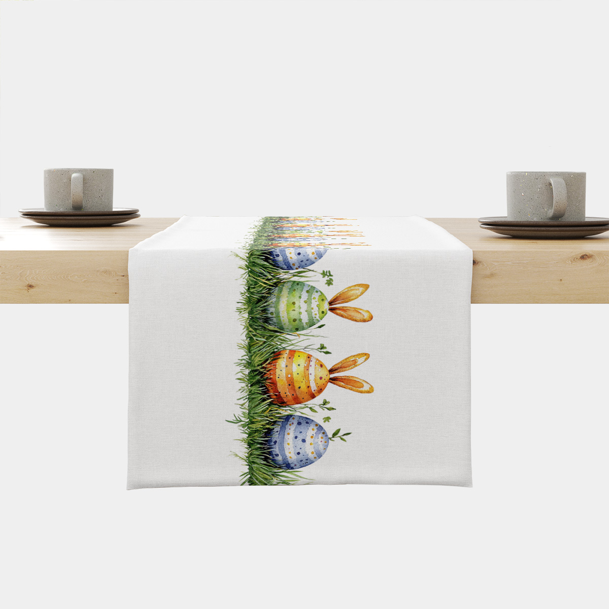 Świąteczny bieżnik ułożony na stole z rzędem kolorowych pisanek z króliczymi uszkami w trawie