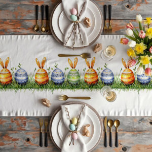 Aranżacja stołu ze świątecznym bieżnikiem, zastawą oraz wiosennym bukietem i dekoracjami