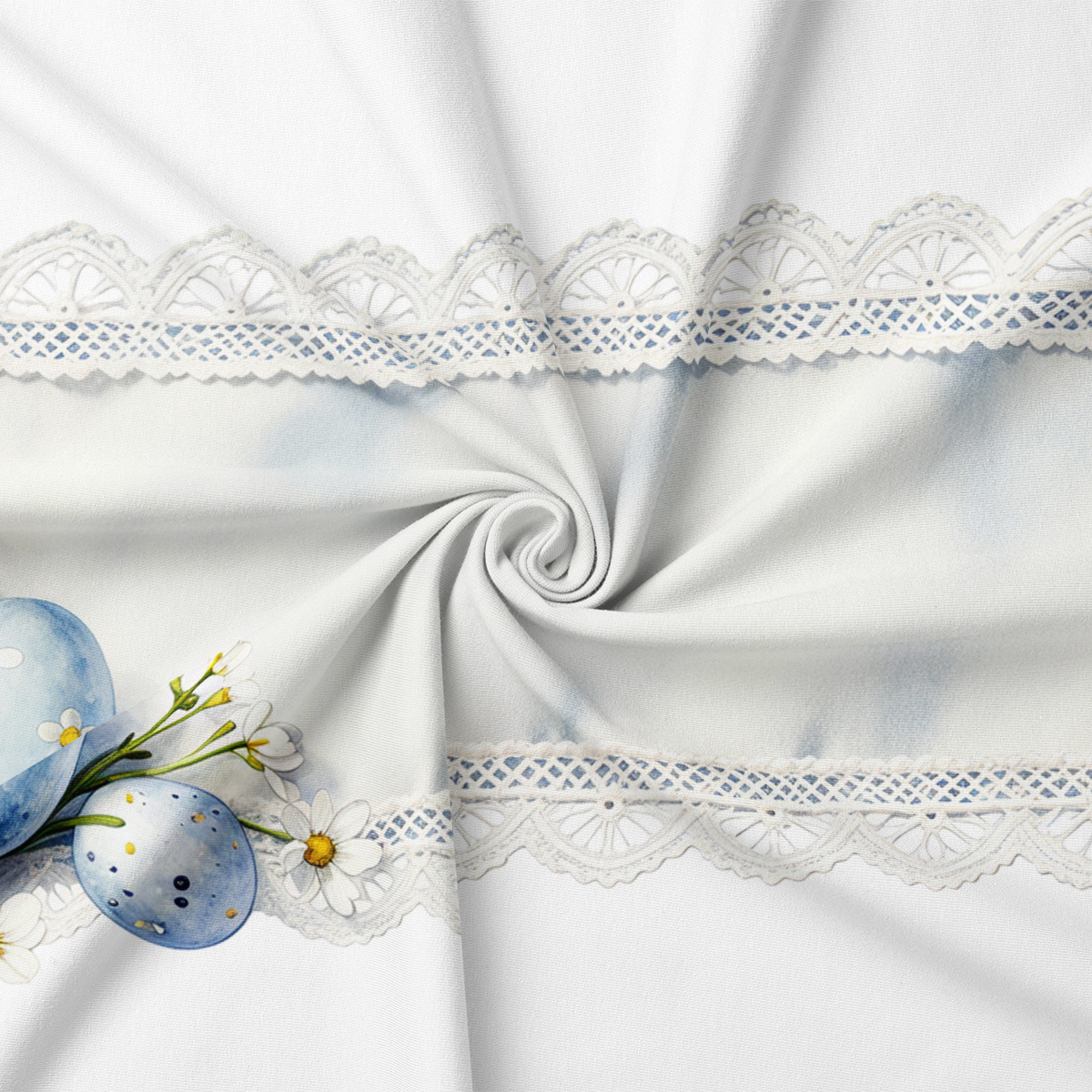 zbliżenie na koronkowy brzeg i malowane, niebieskie pisanki na tkaninie